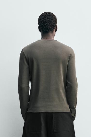 T-SHIRT REGULAR FIT STRUCTURÉ - VERDÂTRE de Zara - Image 2