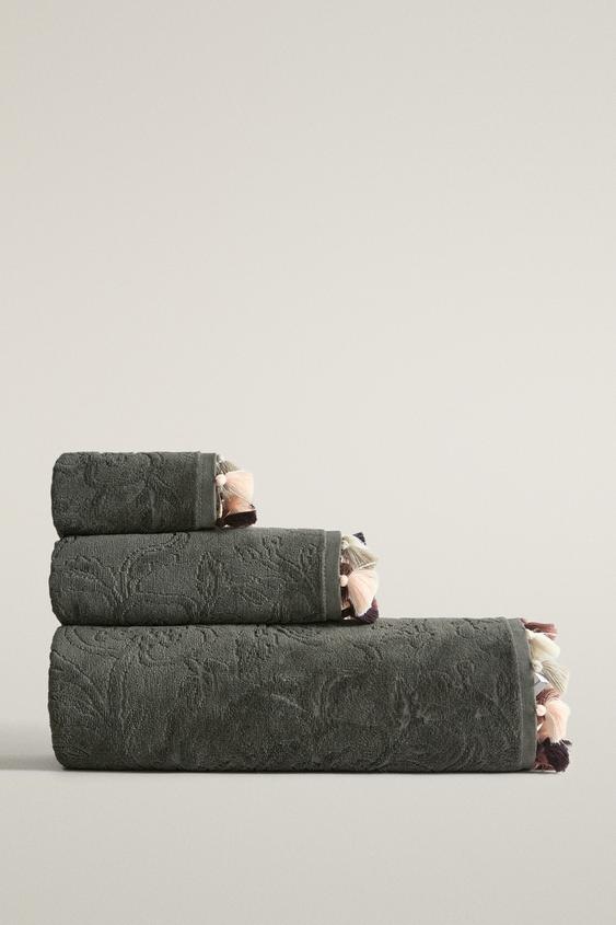 TOALHA DE BANHO COM POMPONS E JACQUARD - Verde-vigoré da Zara - Imagem 0