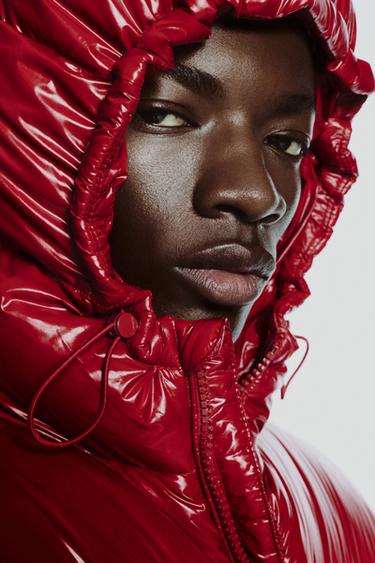 جاكيت منفوخ 100% ريش مقاوم للماء - أحمر الخاص بـ Zara