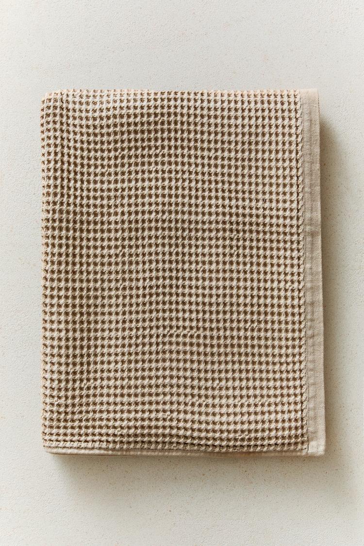 WAFFLE-TEXTURE COTTON BATH TOWEL — Sand
