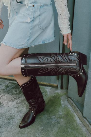 スタッズ付きカウボーイブーツブラウンZaraのスタッズ付きカウボーイブーツ - ブラウン