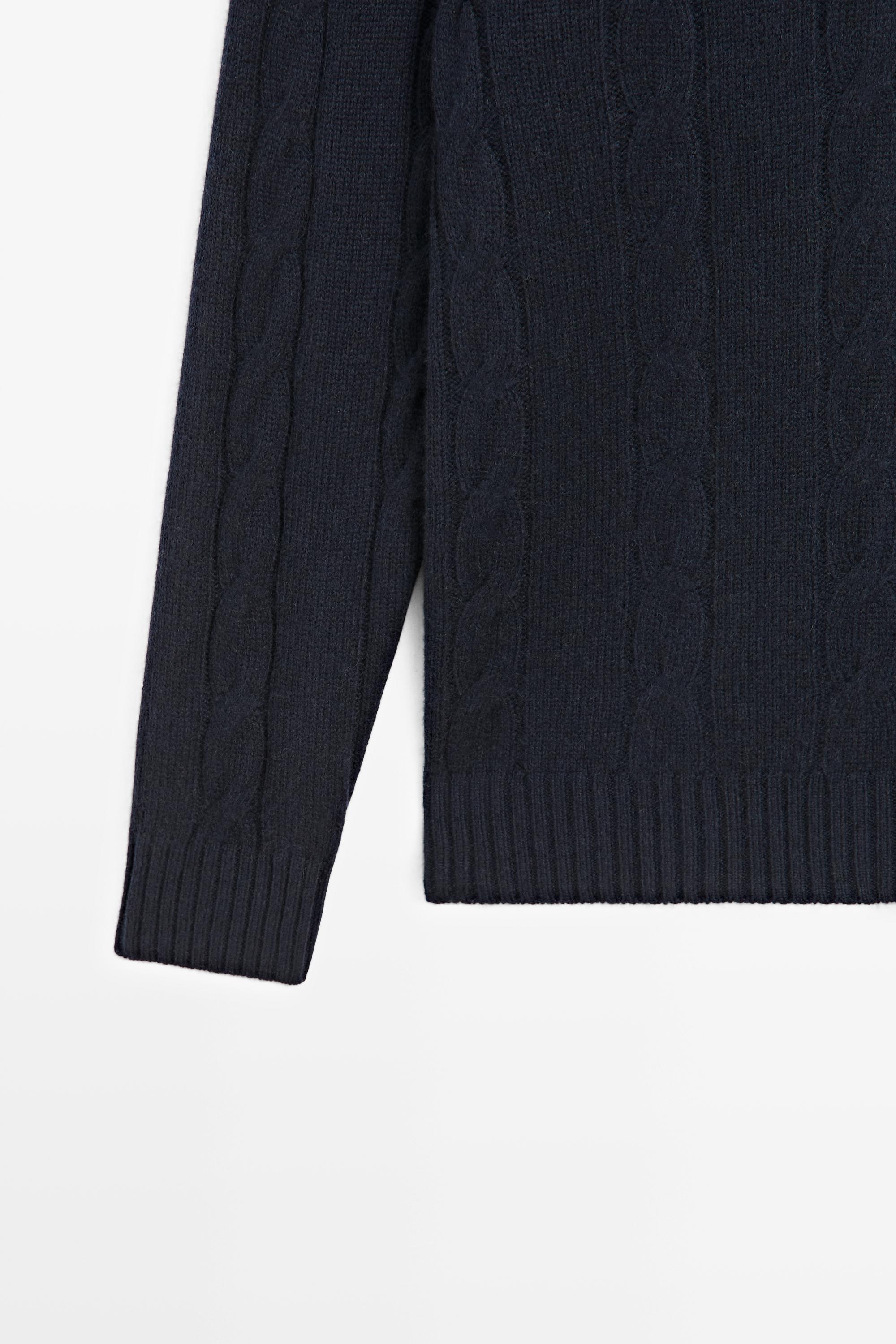 Pull en maille torsadée à col montant