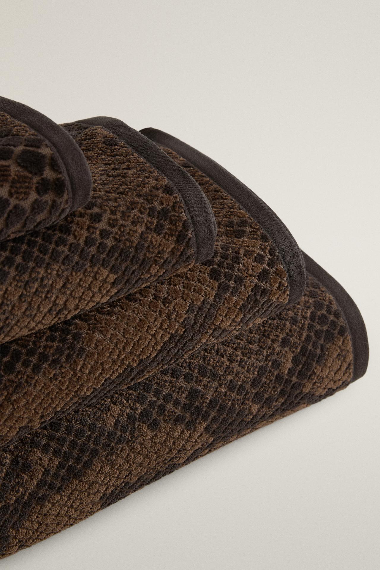 ANIMAL PRINT VELOUR BATH TOWEL — Brown
