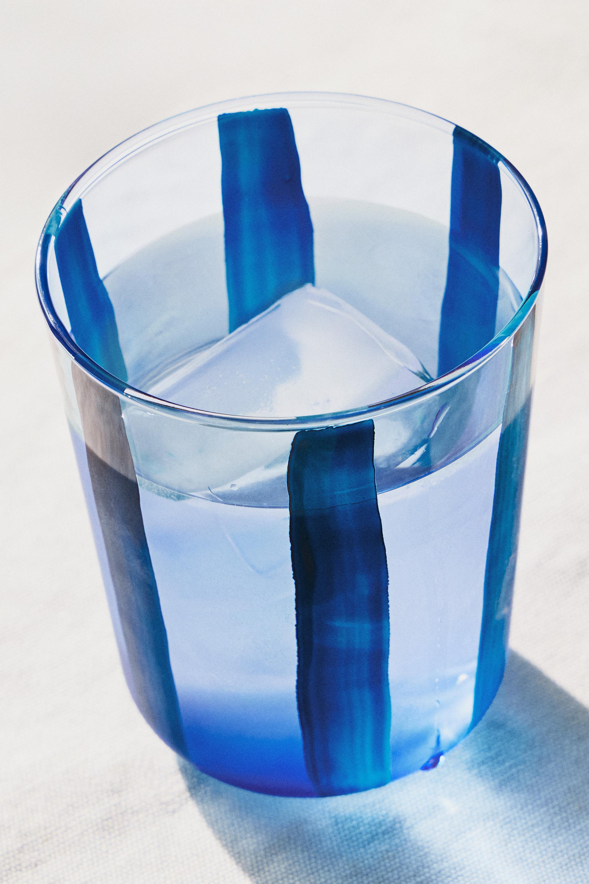 GLASS TUMBLER WITH LINE DESIGN — Blue