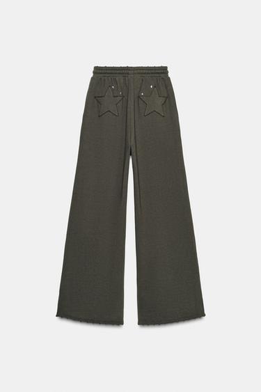 PANTALÓN LAVADO ESTRELLAS TACHAS - Marrón oscuro de Zara