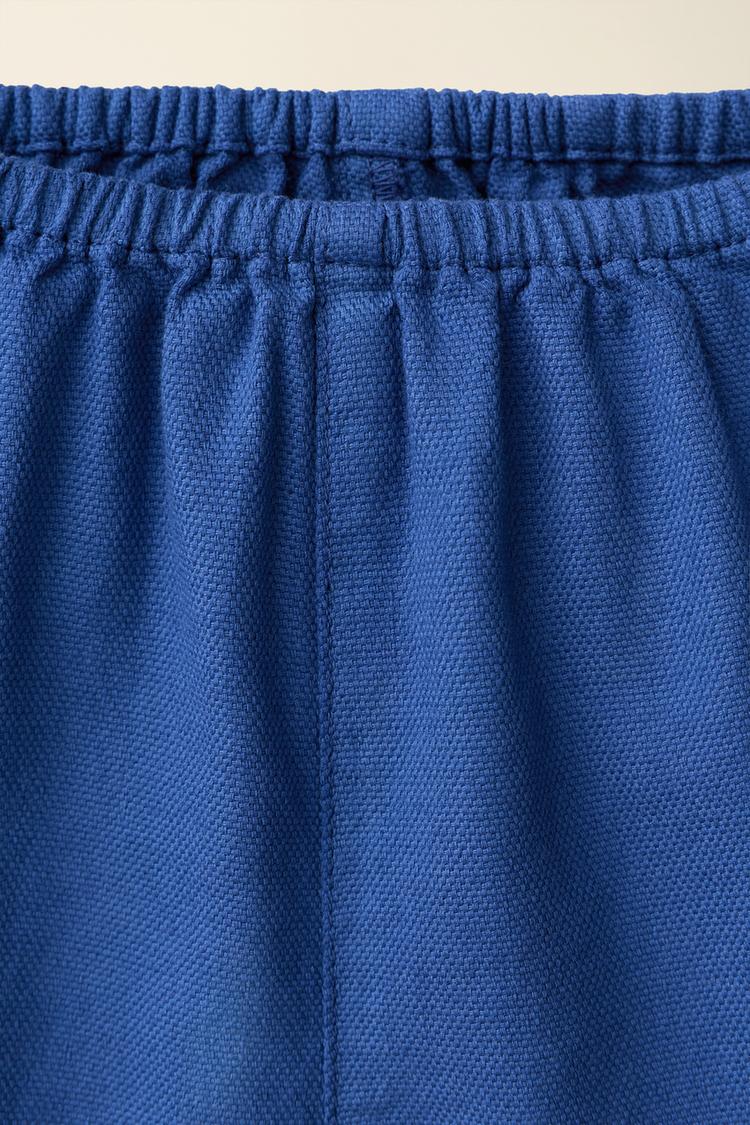 Pantalón de lona creado por Caramel London x Zara 5