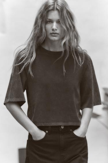 CROPPED T-SHIRT WITH SHOULDER PADS - Dark charcoal grey by Zara