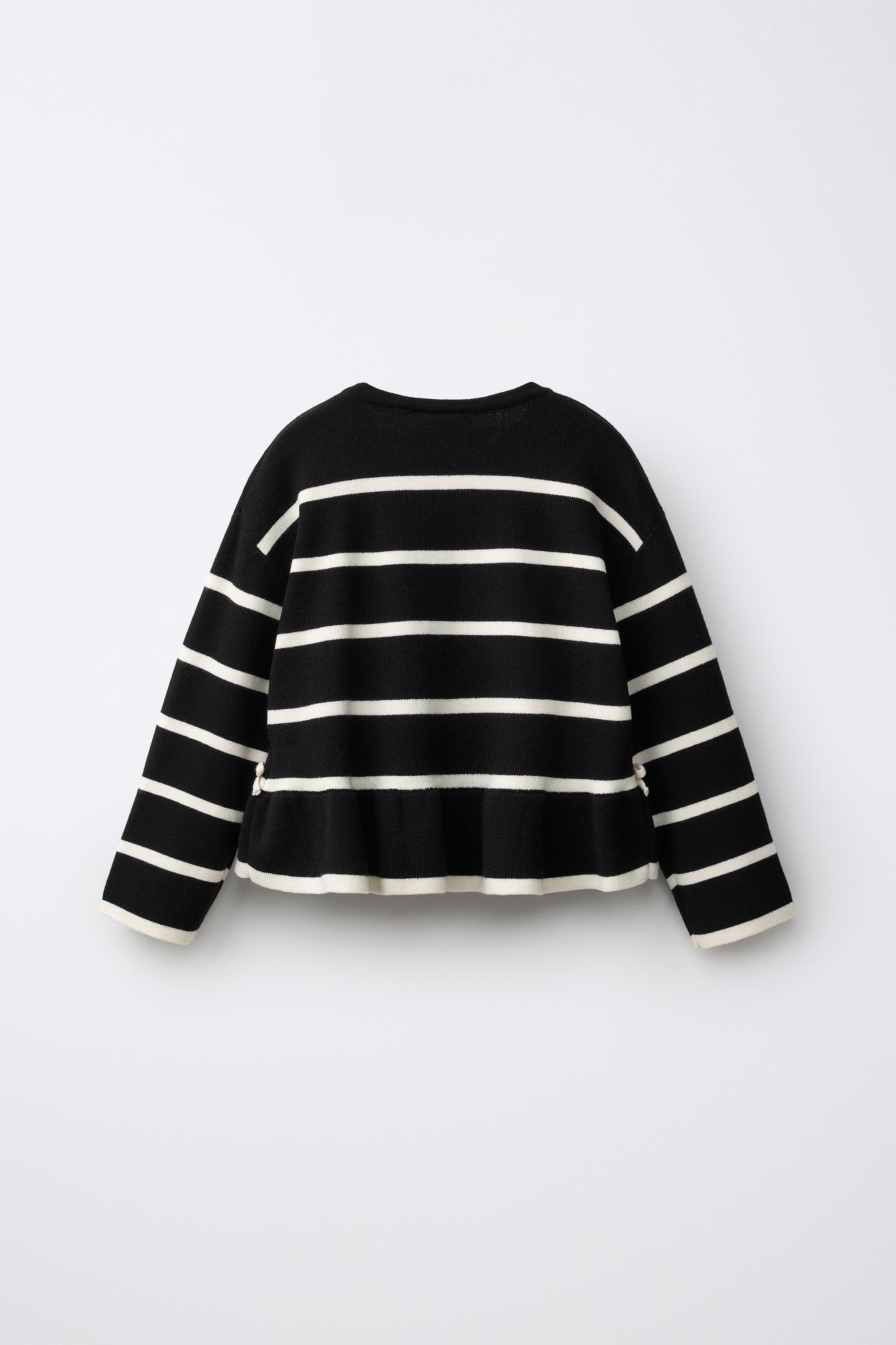 PULL EN MAILLE À RAYURES ET LACETS