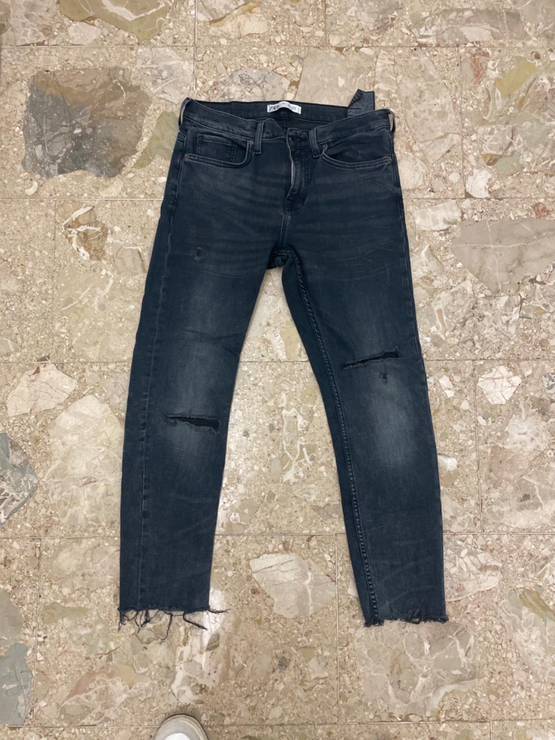 RIPPED SKINNY JEANS