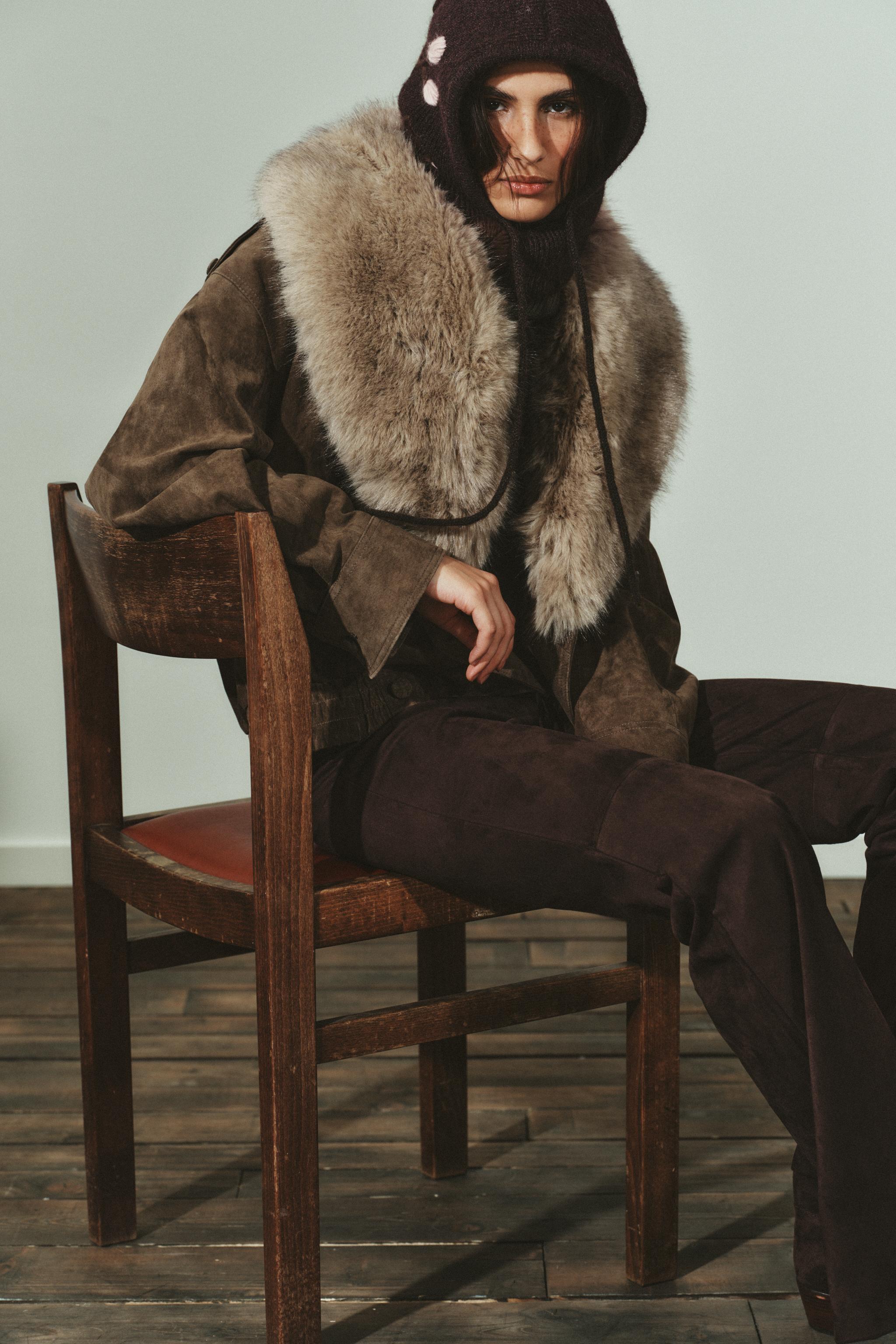 CAPUCHE EN MAILLE BRODERIES FLEURS