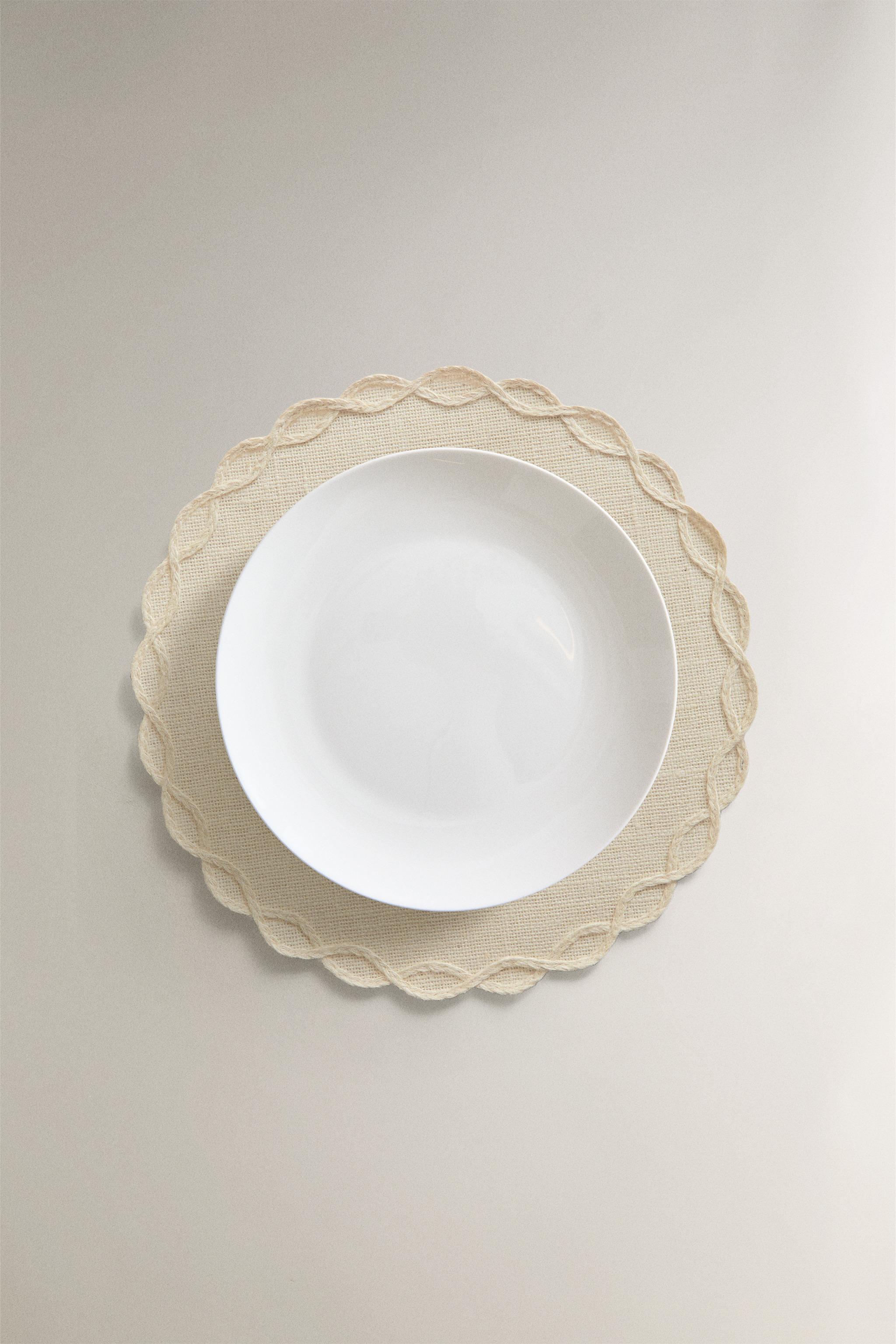PLACEMAT WITH CHAIN DETAIL