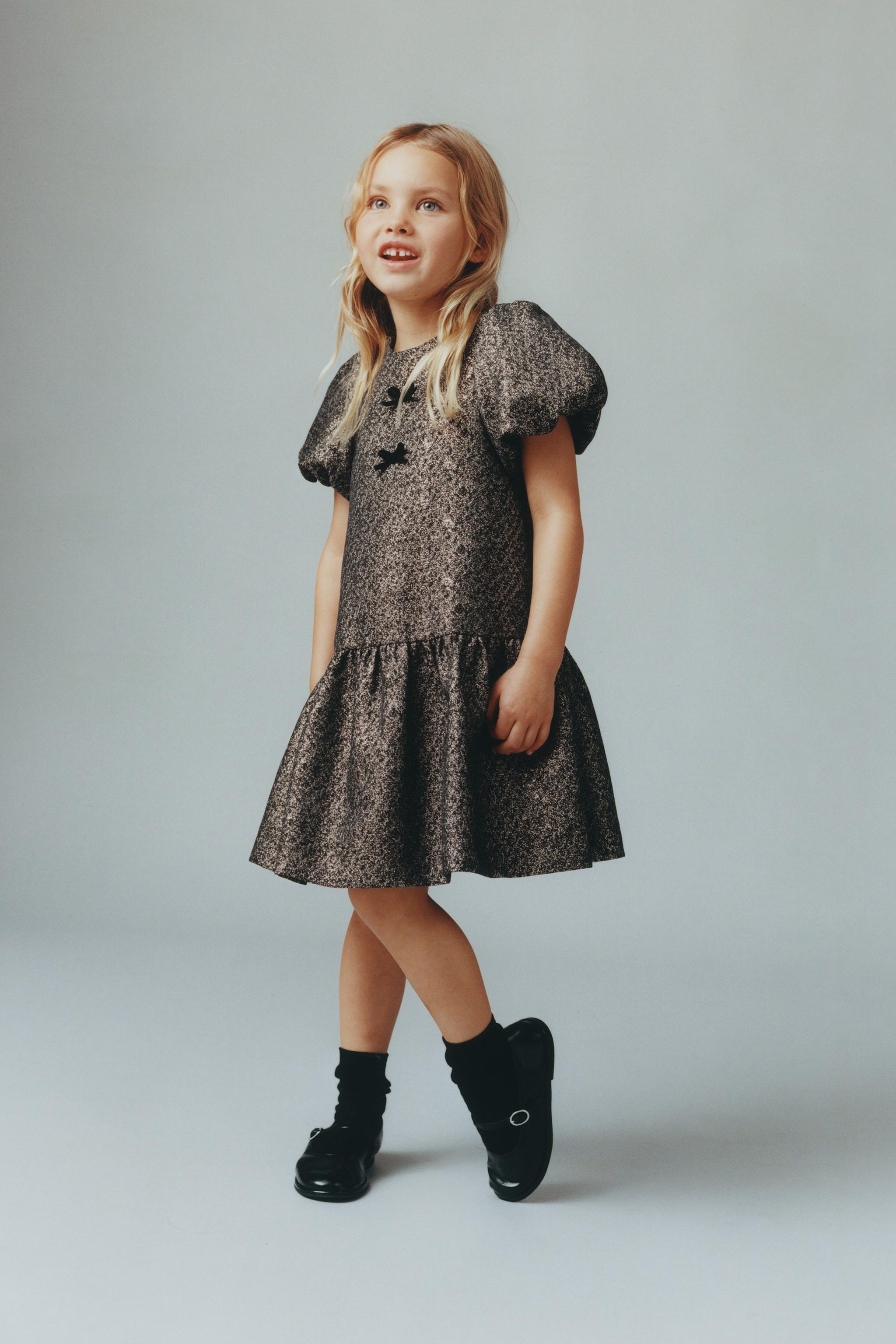 ROBE BRILLANTE AVEC NŒUDS EN VELOURS