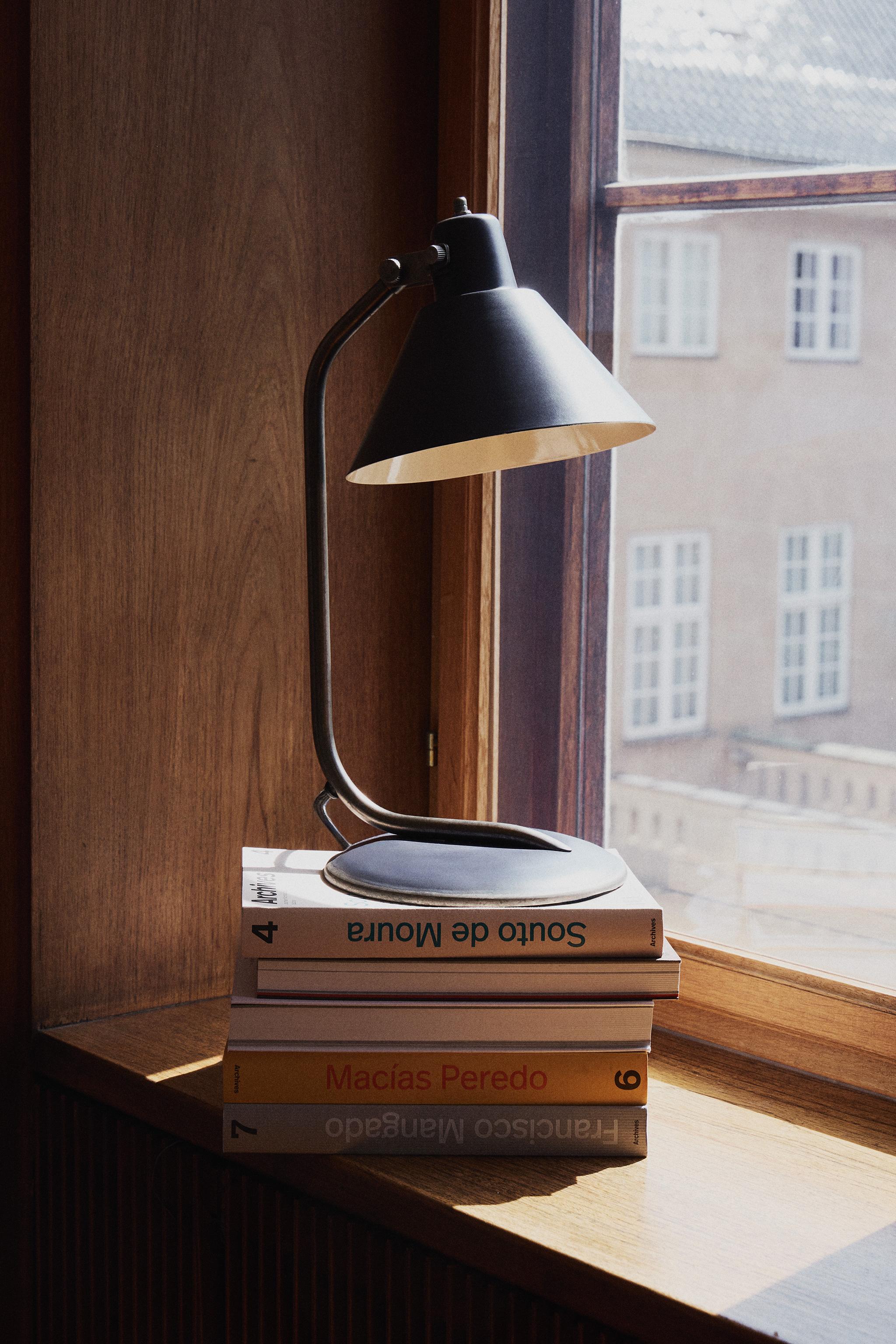 IRON DESK LAMP — Dark grey