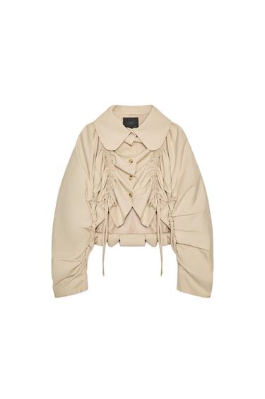 جاكيت قصير بتفاصيل كشكشة - بيج الخاص بـ Zara