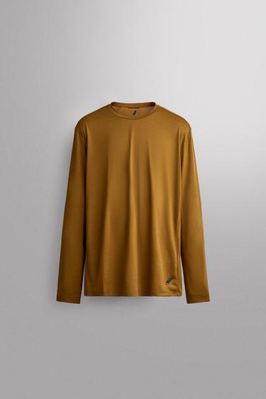 قميص رياضي تقني بأكمام طويلة وطبعة جرافيك - بني الخاص بـ Zara