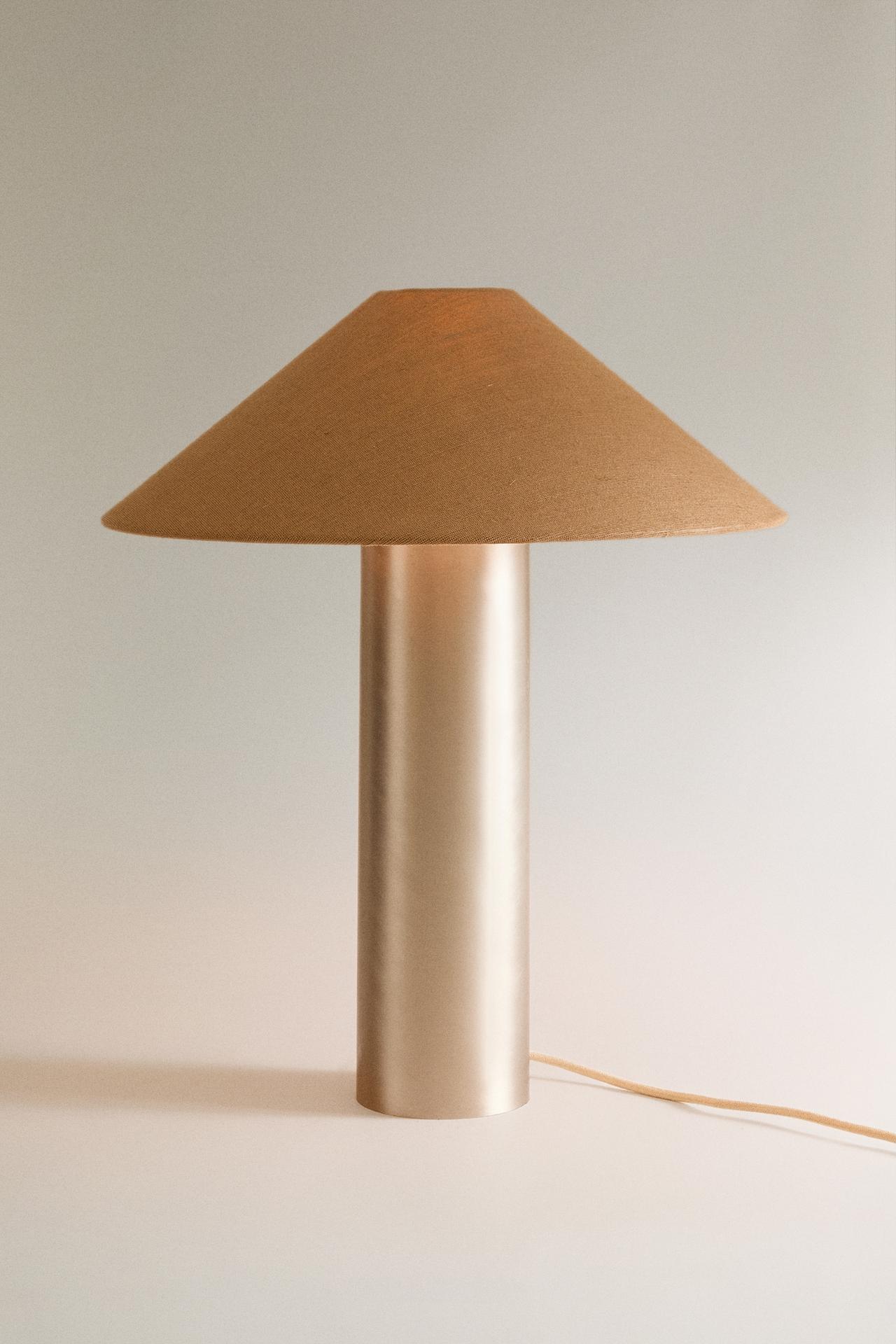 TABLE LAMP WITH METAL BASE — P