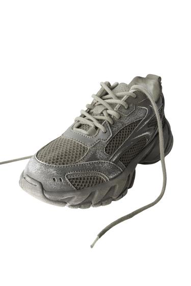 ABGENUTZTER SNEAKER - Grau von Zara