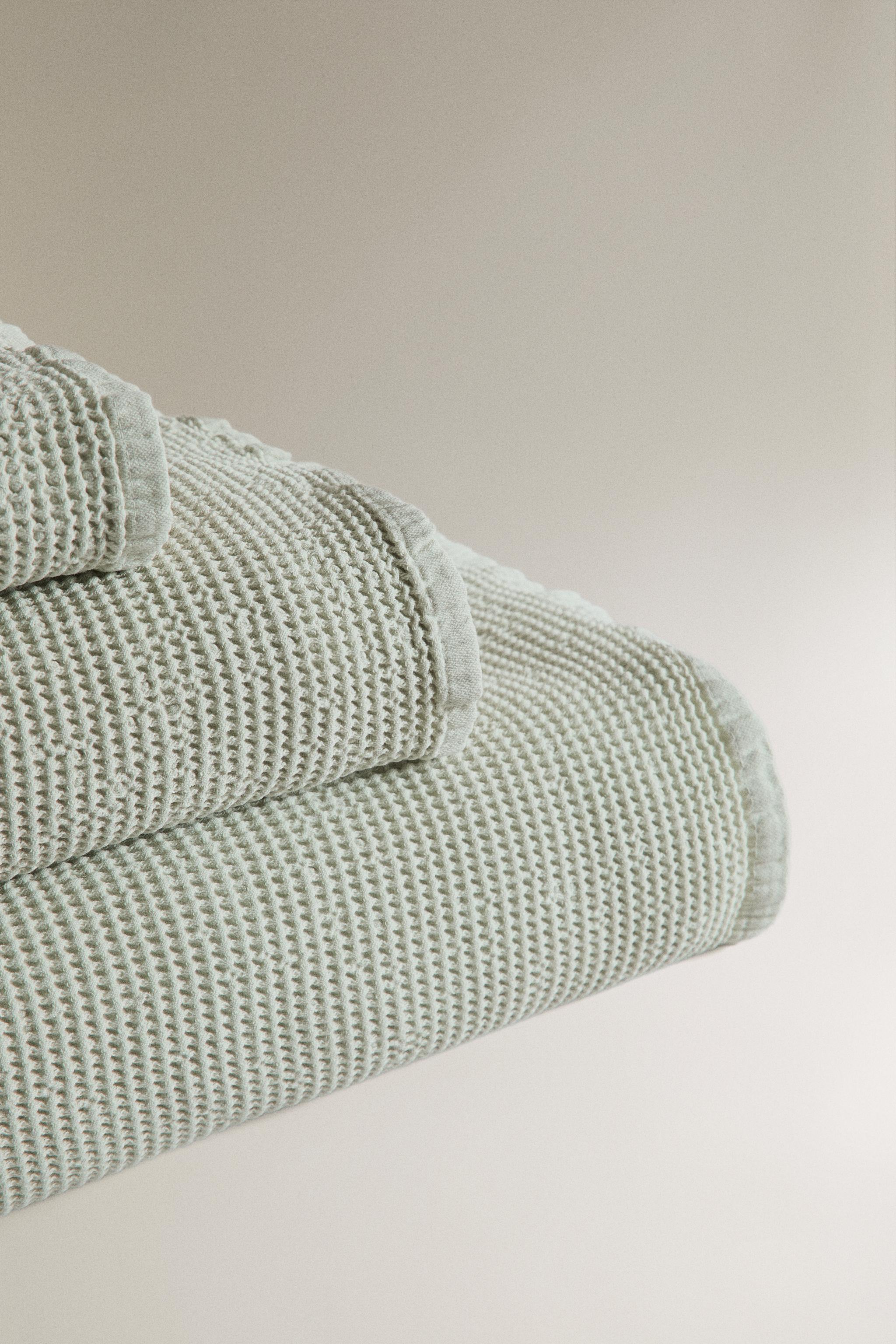 WAFFLE-KNIT TEXTURED BATH TOWEL — Light green