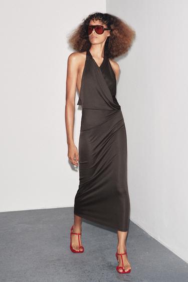 VESTIDO ESCOTE FLUÍDO PREGOS - Marrón escuro de Zara - Imaxe 0
