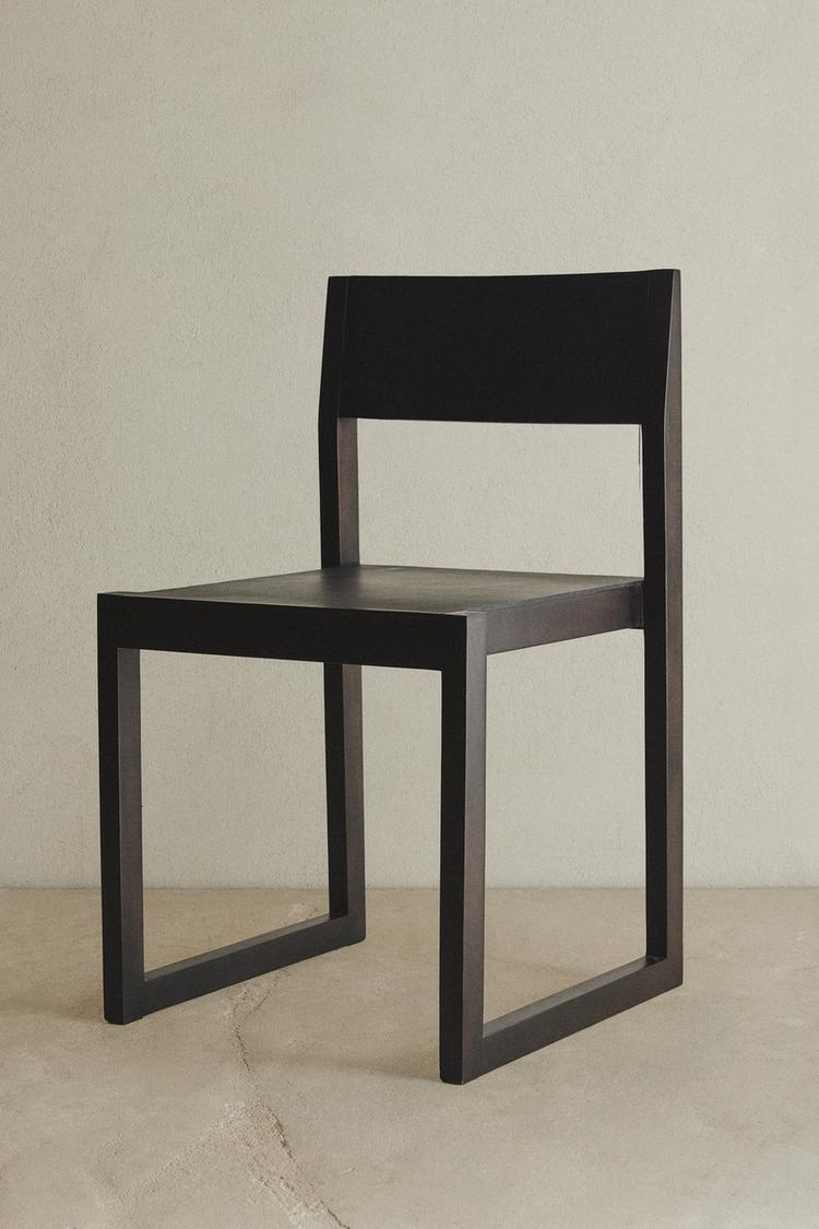 WOOD AND LEATHER FRAME CHAIR — Dark brown