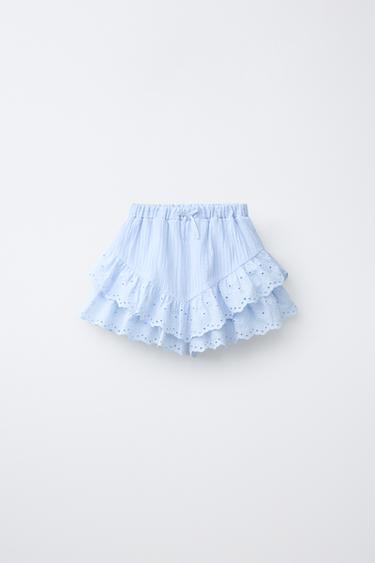 BERMUDASHORTS MIT LOCHSTICKEREI UND VOLANTS - Hellblau von Zara
