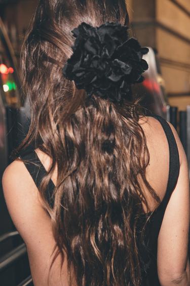 VELVET FLOWER BARRETTE - Black by Zara