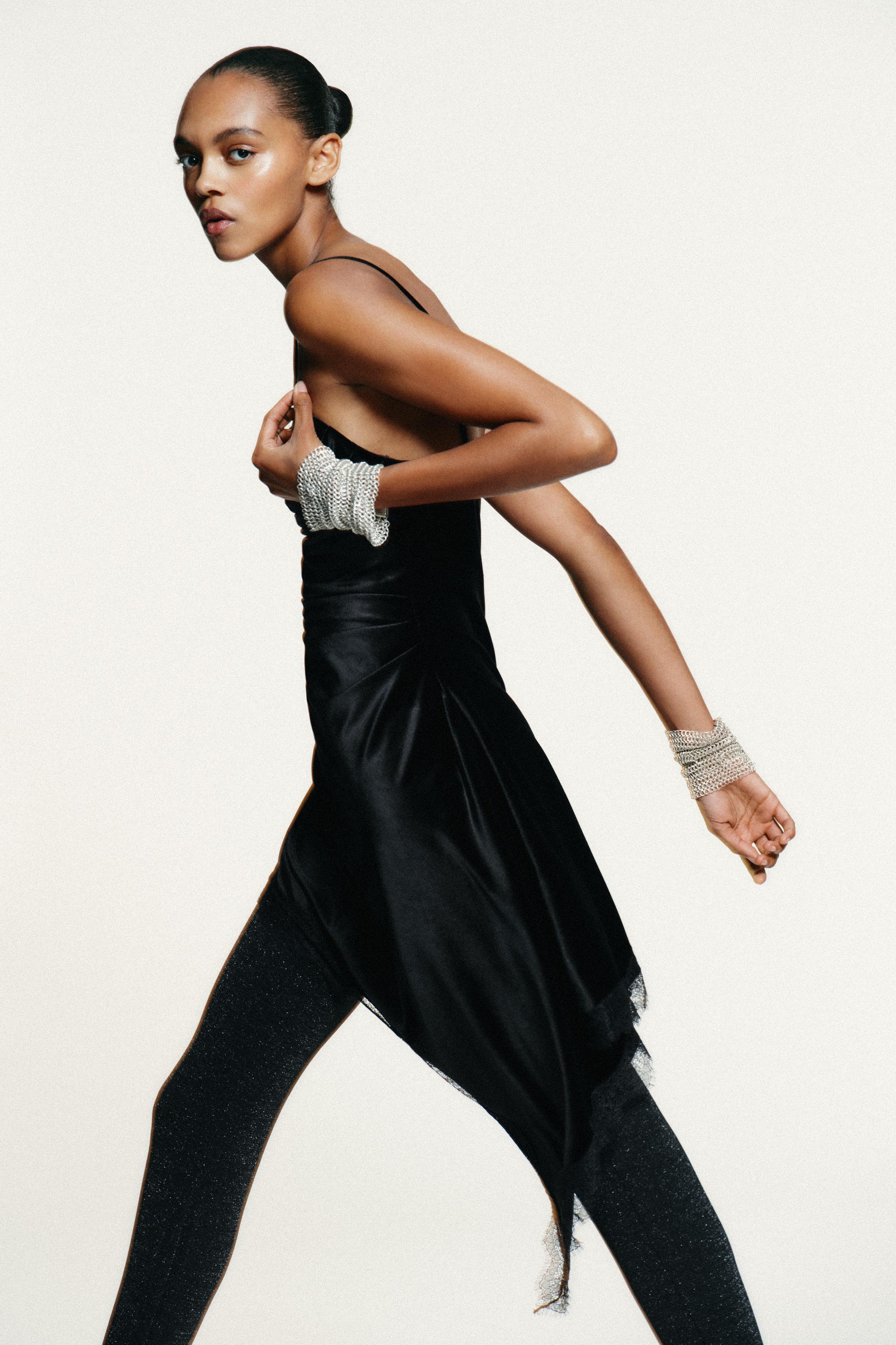 ROBE ASYMÉTRIQUE EN VELOURS ET DENTELLE