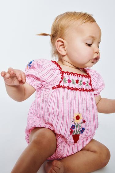 منامة أطفال مخططة ومطرزة SISSEL EDELBO X ZARA KIDS - وردي by Zara