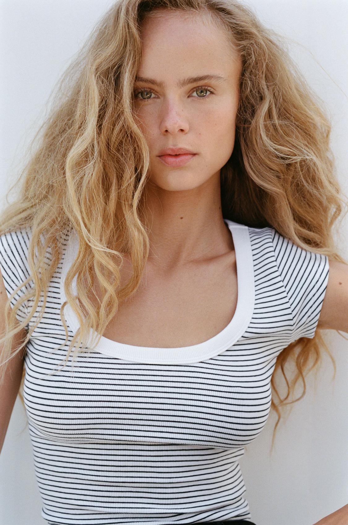 T-SHIRT MED RUND HALS