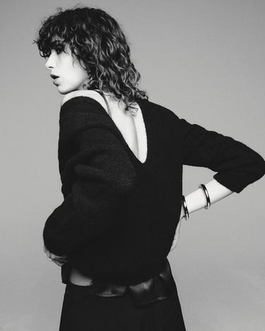 PLAIN KNIT JUMPER WITH V-NECK BACK AND SHOULDER PADS - Black by Zara