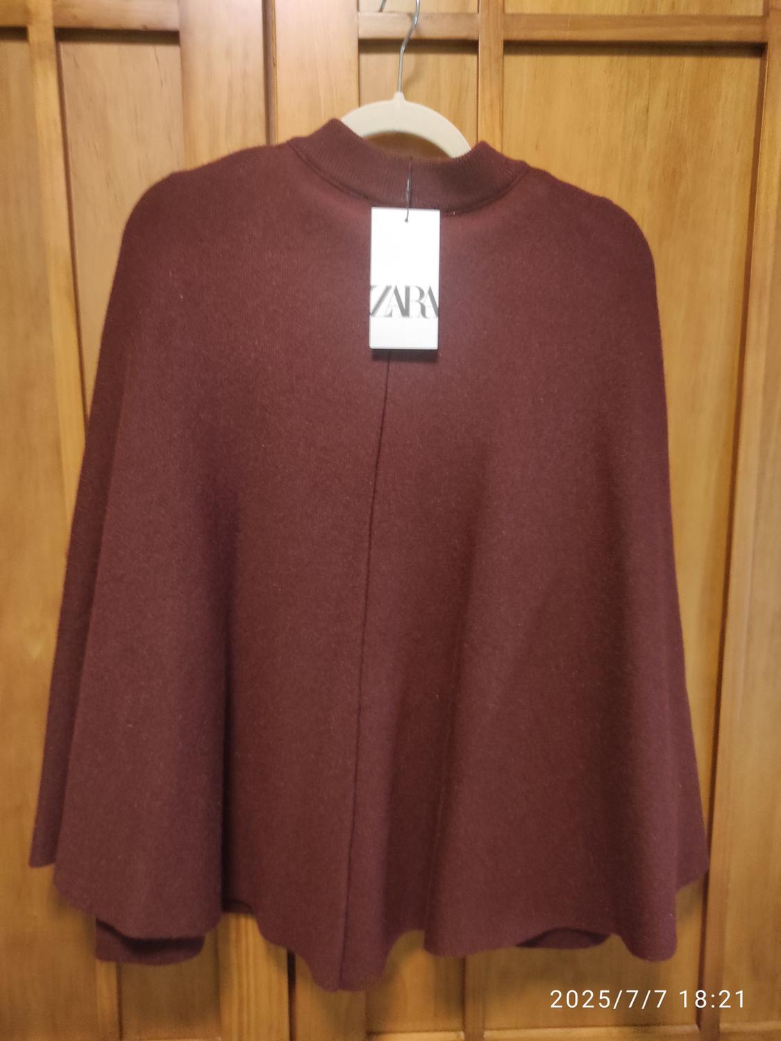 KNITTED CAPE COAT - Image 2