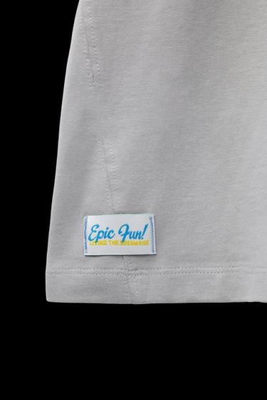T-SHIRT MIT SCHRIFTZUG UND ETIKETT - Grau von Zara