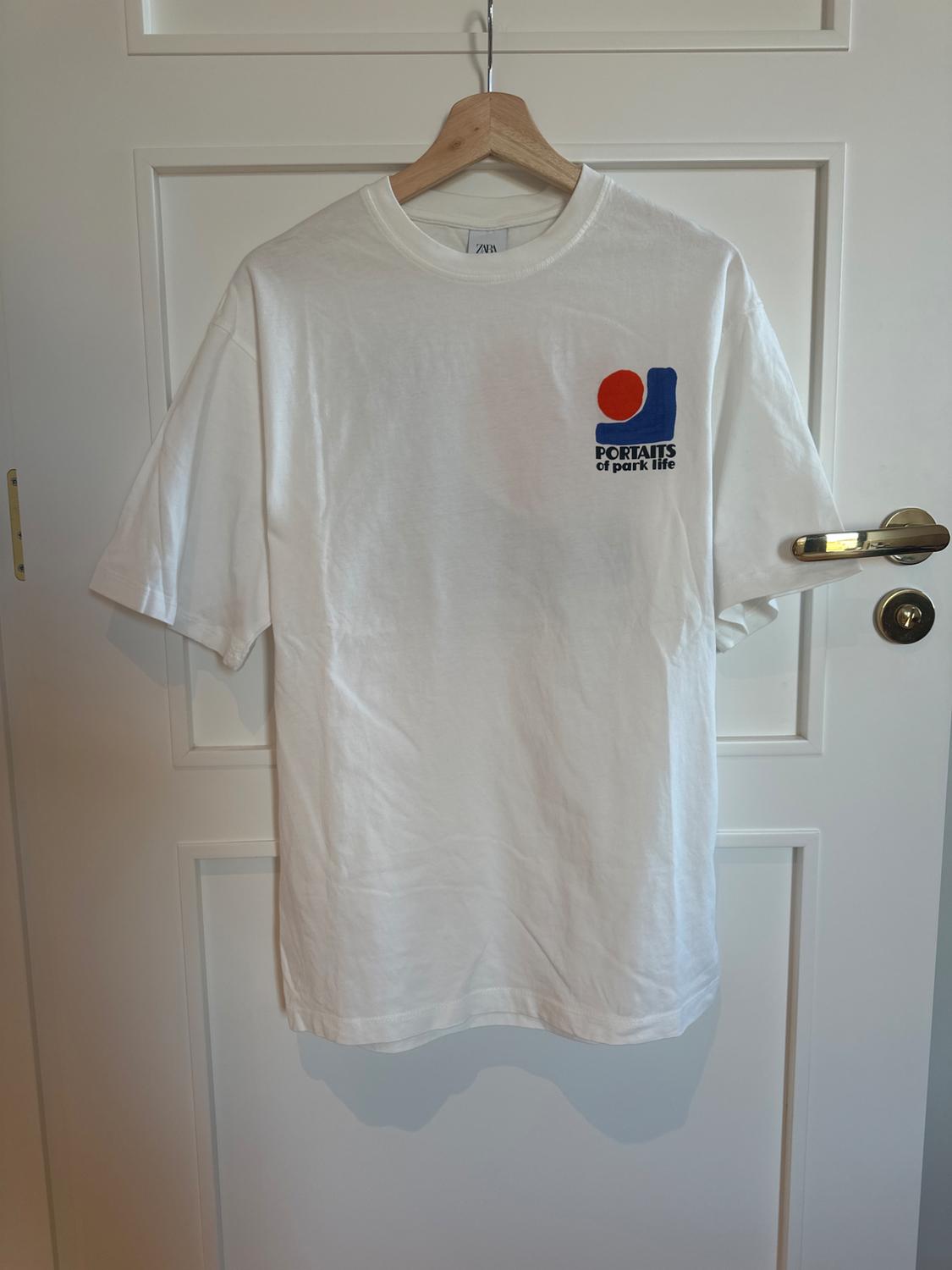 T-SHIRT WITH PRINTED GRAPHICS