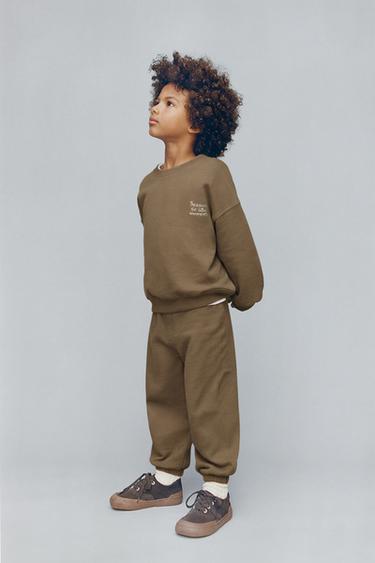 CONJUNTO JOGGING SUDADERA Y PANTALÓN TEXTO BORDADO - Khaki de Zara