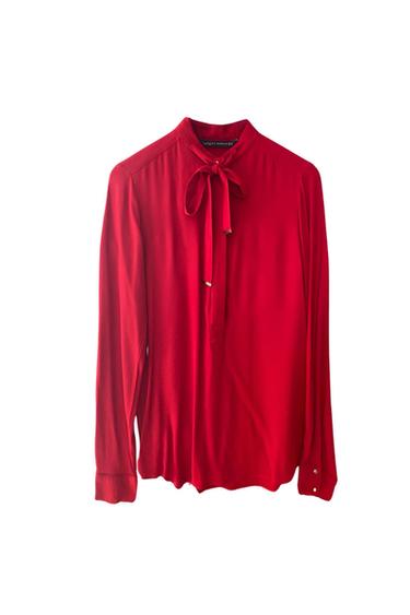 CAMISA COM LAÇADA E DETALHE METALICO