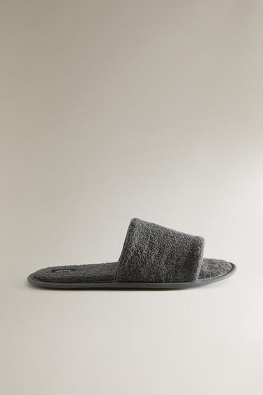 CHAUSSON SERVIETTE DE BAIN OUVERT - Gris foncé de Zara
