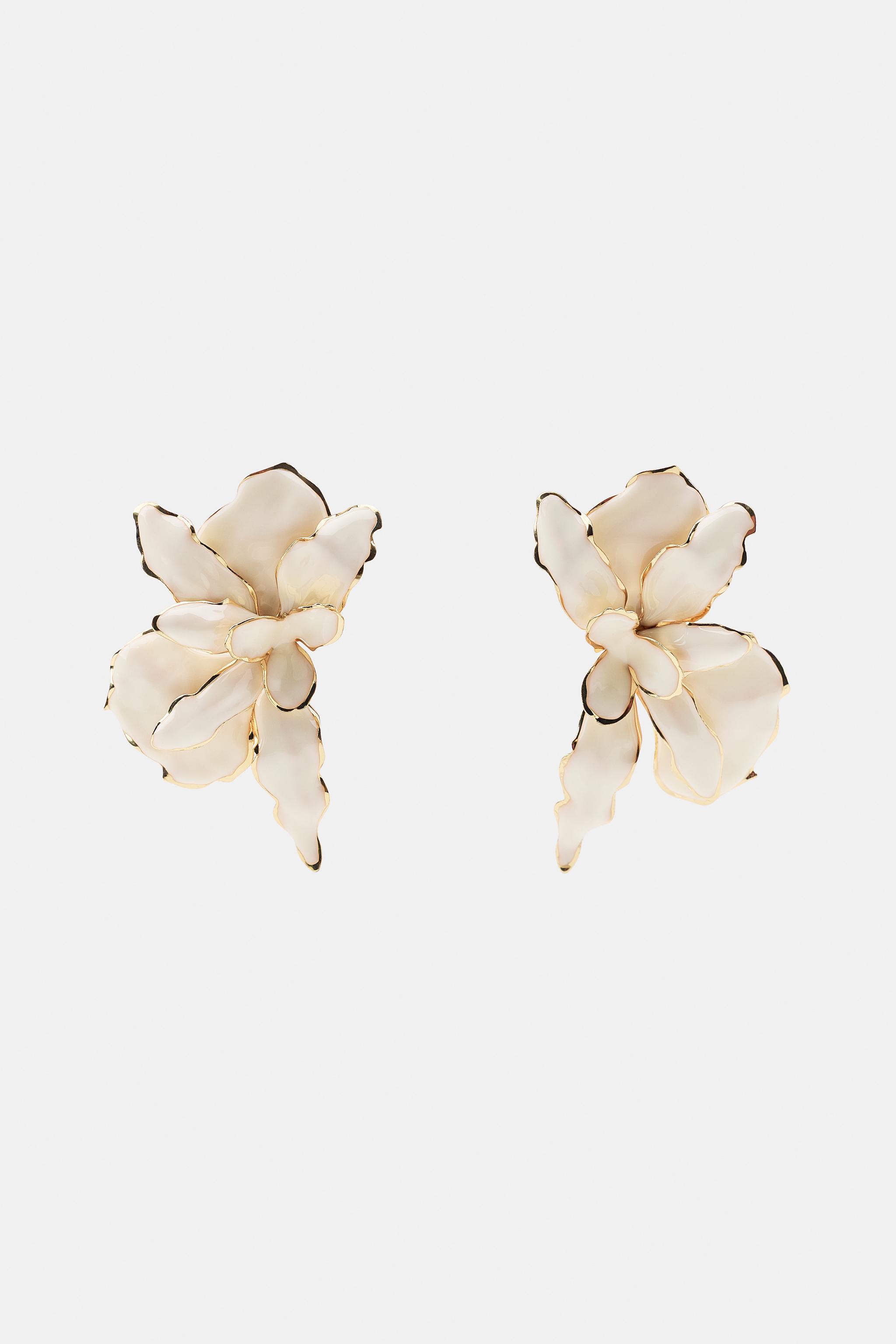 EMBOSSED FLOWER EARRINGS — Cream