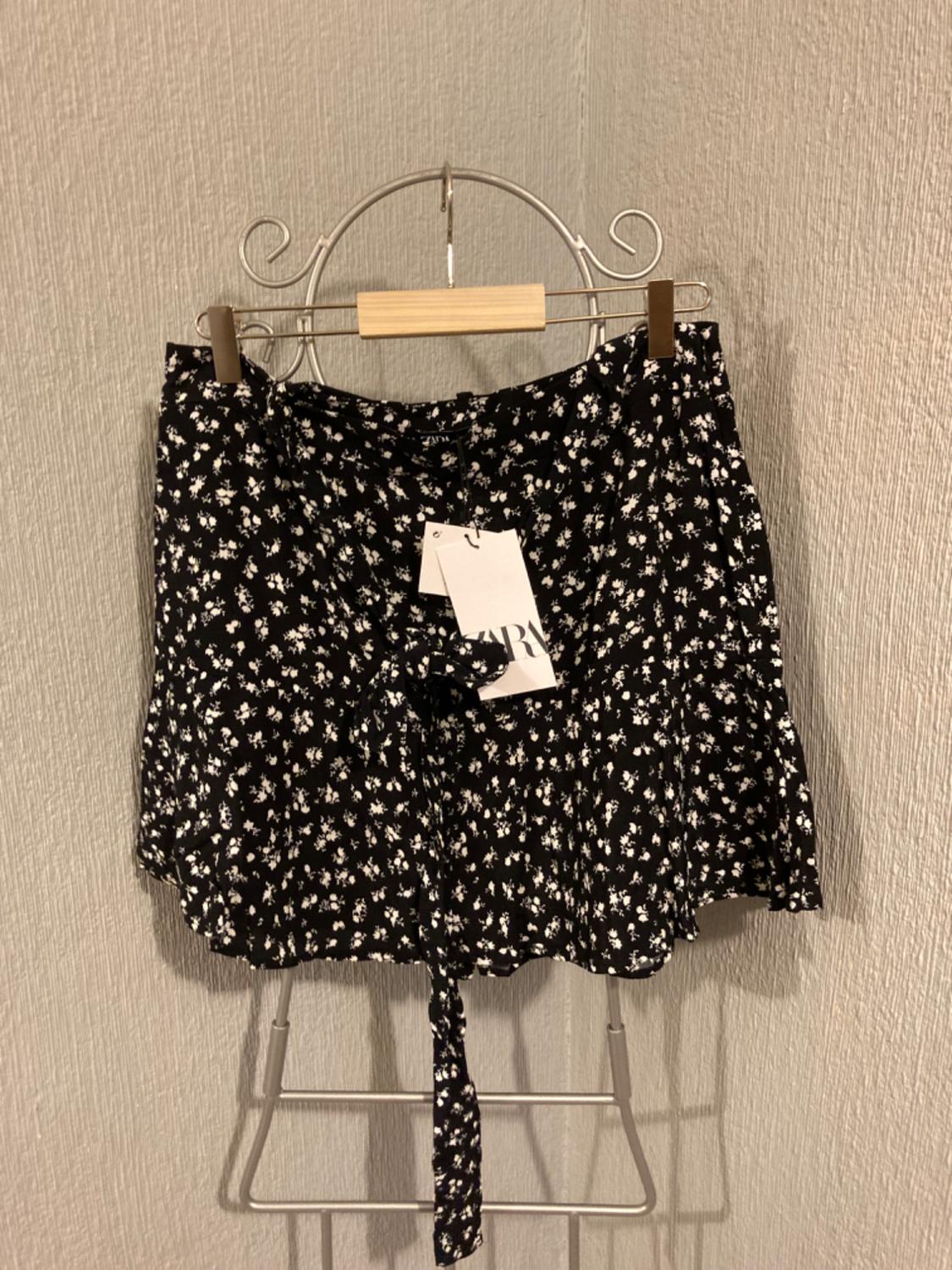 RUFFLED BERMUDA SKORT
