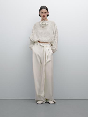 Blusa oversize detalle flor - Studio - Crudo de Zara - Imagen 0