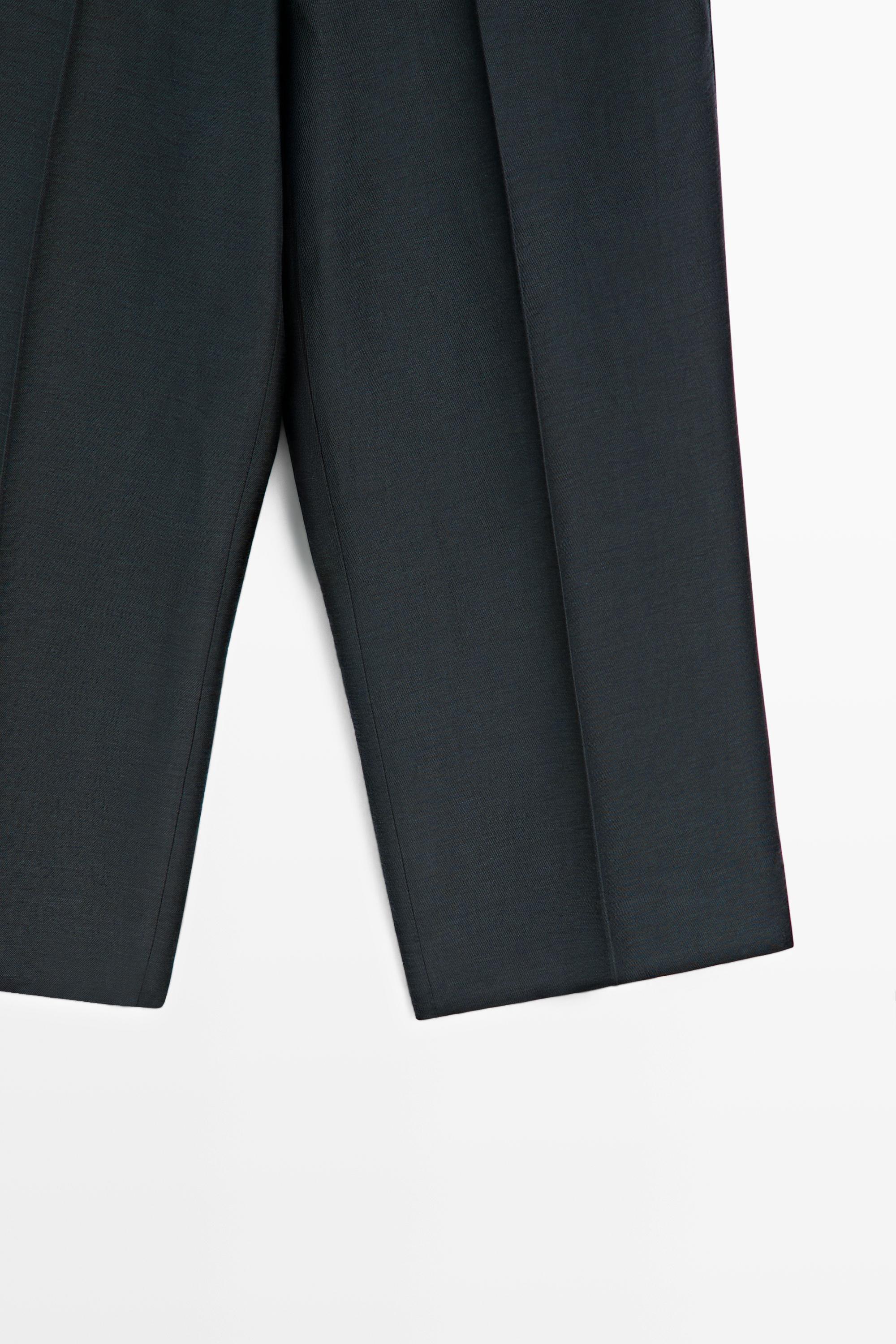 Flowing cotton and linen blend Bermuda shorts with belt