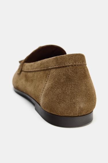 MOCASSINS EN CROÛTE DE CUIR À POMPONS - Marron de Zara - Image 3