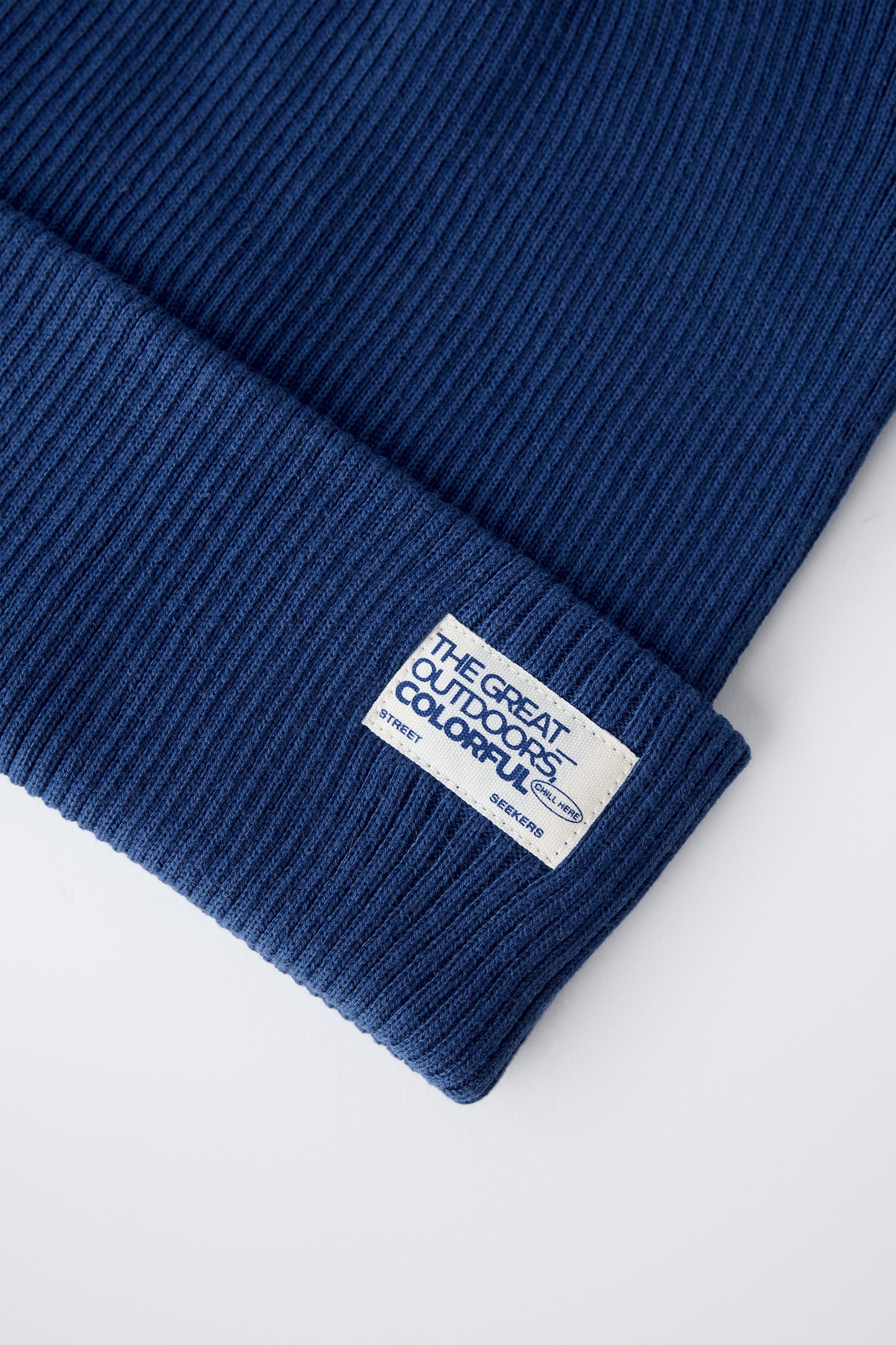 BONNET EN MAILLE CÔTELÉE AVEC ÉTIQUETTE