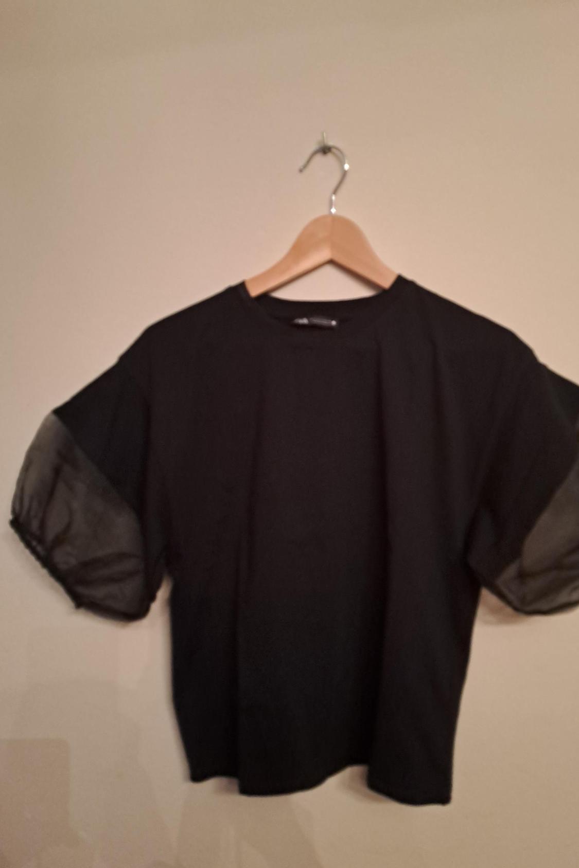 T-SHIRT WITH ORGANZA SLEEVES