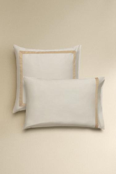 غلاف مخدة ساتان بإطار (كثافة 300 خيط) - كافا الخاص بـ Zara