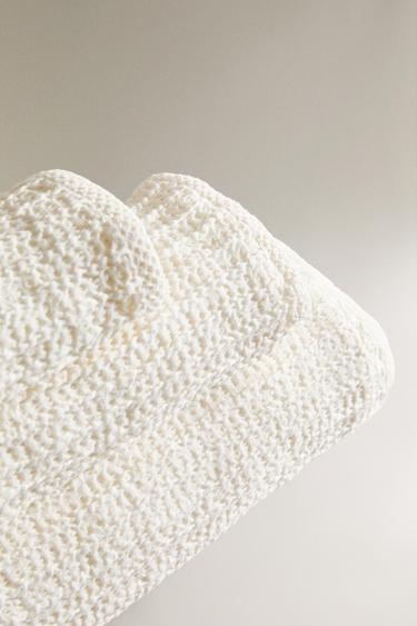 SERVIETTE DE BAIN WAFFLE À BORD UNI - Ivoire de Zara - Image 1