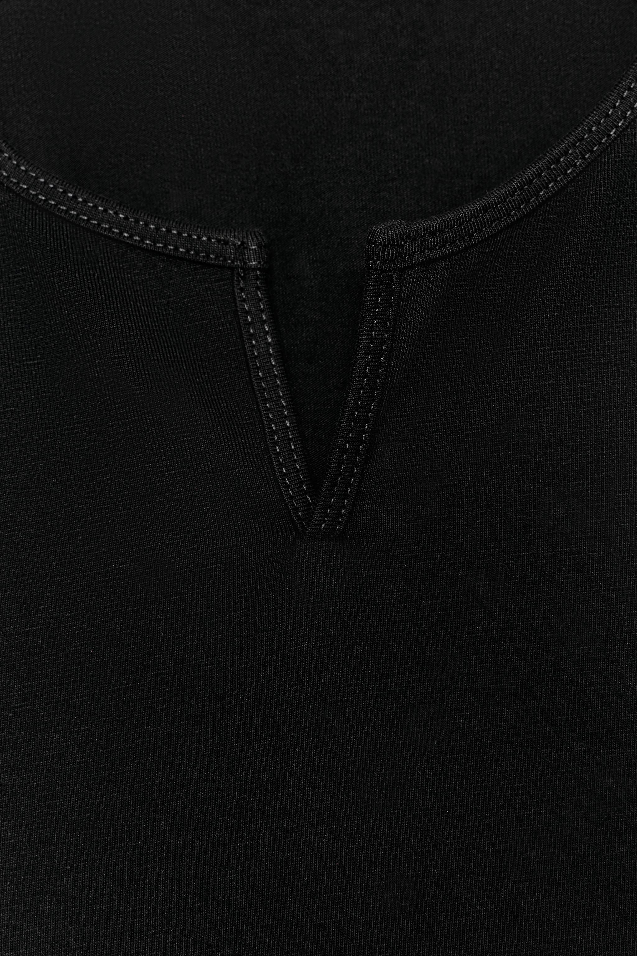 OPENING DETAIL CROP TOP
