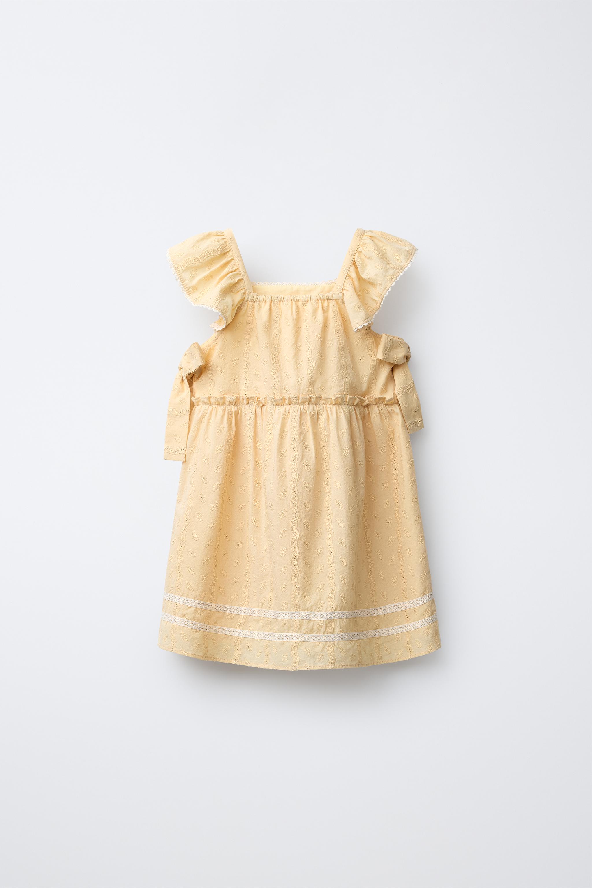 ROBE À LAÇAGES ET DENTELLE