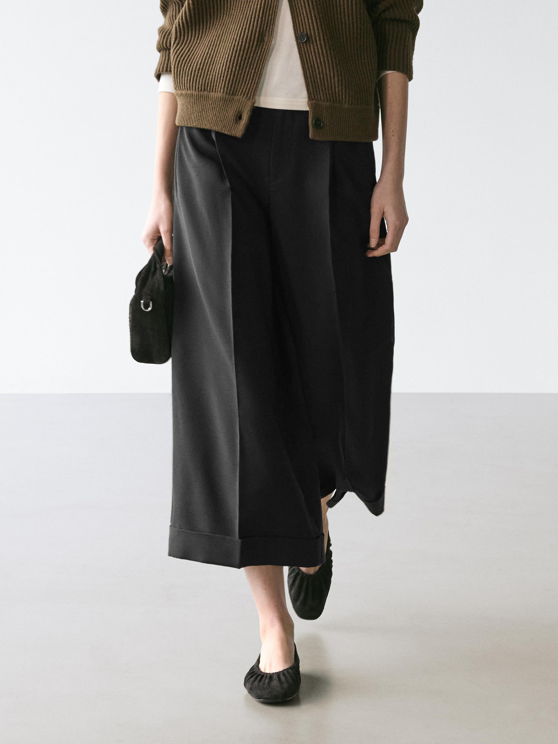 Flowing trousers with darts