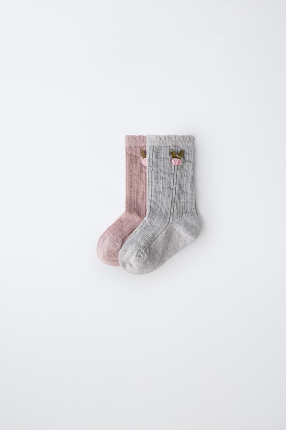 PAKKE MED 2 MELLEMLANGE BLOMSTREDE SOKKER - rosa fra Zara - Billede 0
