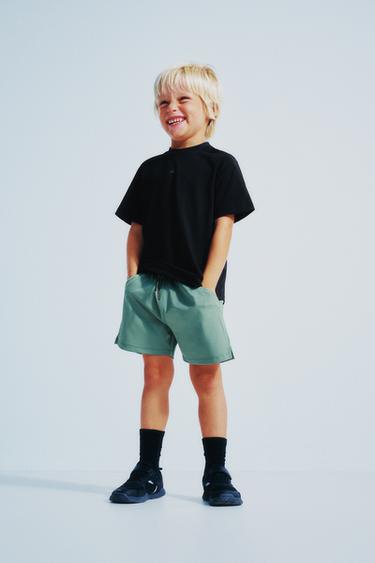 برمودا تقني بلون متباين وشعار - أخضر الخاص بـ Zara